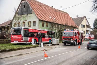 Grossbottwar-Sauserhof: Bus kommt von der Strasse ab